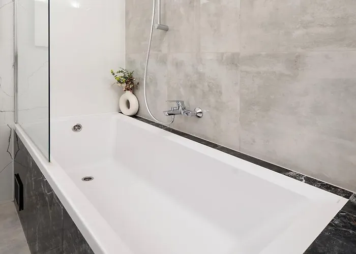 Kopcinskiego - Z Parkingiem I Dwoma Lazienkami *